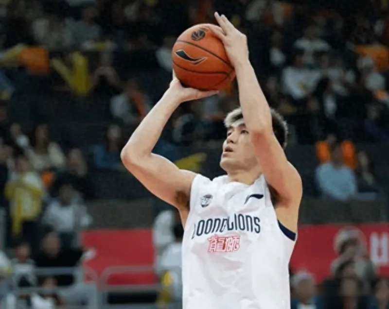 郭艾伦刚复出就统治加时！低开高走16分，结合球与变向仍具杀伤力